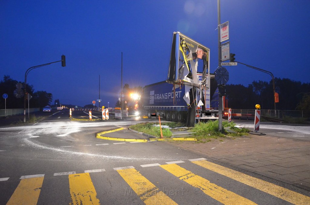 VU LKW umgestuerzt Feldkassel Industriestr Robert Boschstr P364.JPG